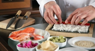 Приготування суші - фото
