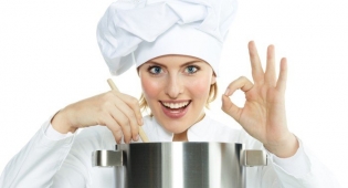 Кухар на кухні ресторану - фото